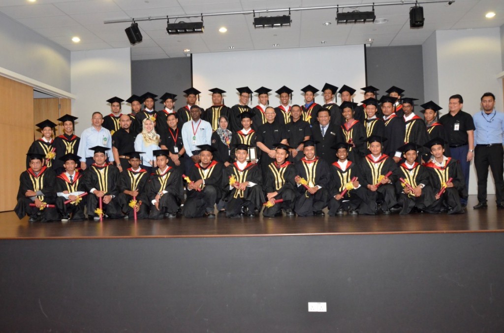 27 Felda Settlers Graduate From Perodua S Automotive Training Scheme Carsifu