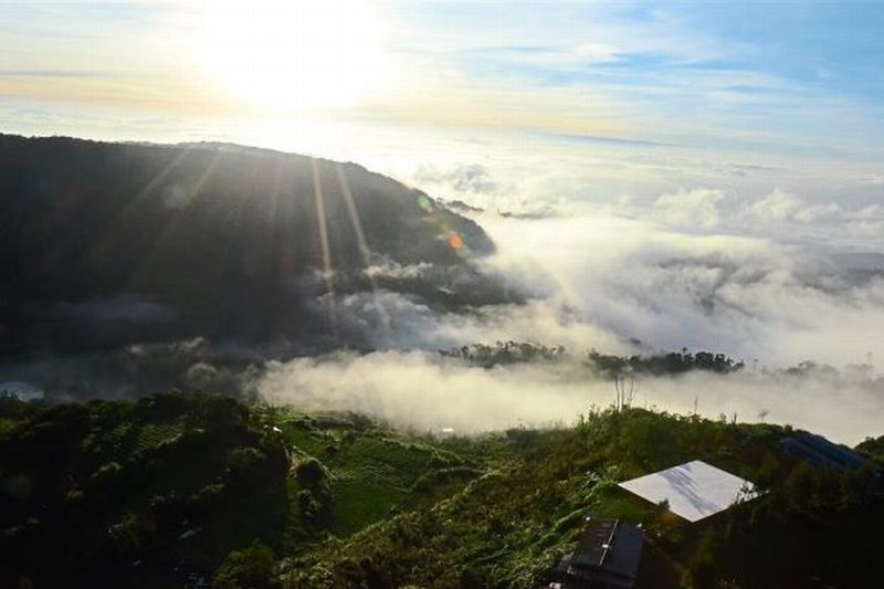 A sight to behold. A bird’s eye view of Kundasang Valley, with the early morning clouds rolling in a little after 7am.