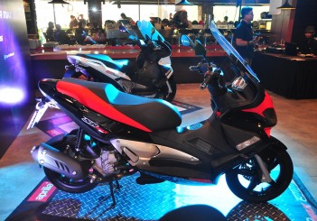 Aprilia Sr Max 300 Unveiled Carsifu