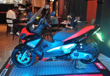 Aprilia Sr Max 300 Unveiled Carsifu