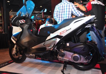 Aprilia Sr Max 300 Unveiled Carsifu