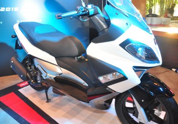 Aprilia Sr Max 300 Unveiled Carsifu