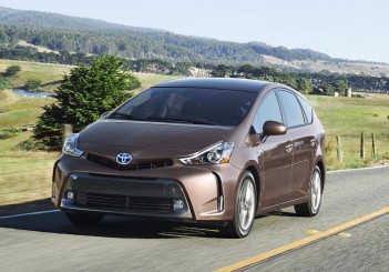 2015_Toyota_Prius_v_002