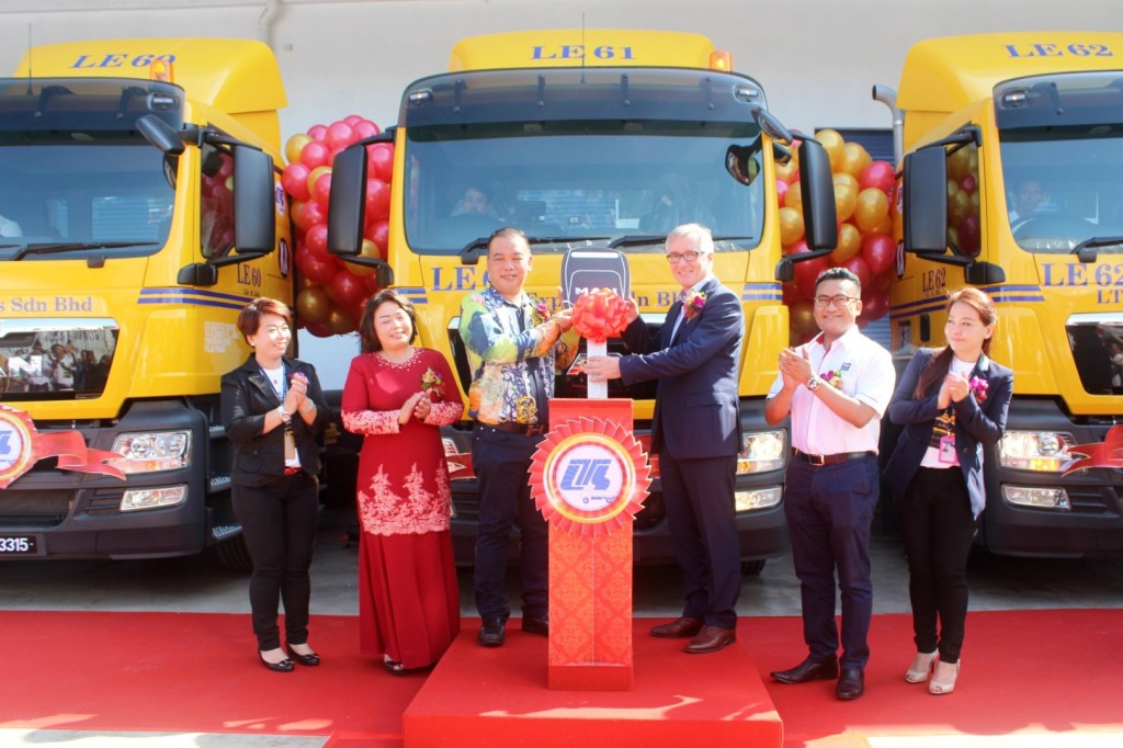 MAN Truck and Bus (M) Sdn Bhd managing director Hartmut Mueller (3rd from right) Lee Ting San (LTS) Group of Companies CEO Lee Kah Chye (3rd from left)