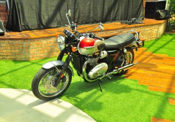 Triumph bonneville single seat cowl