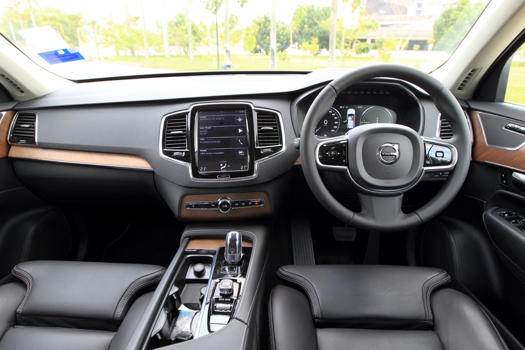 Shoot panning/moving shots and still photos of Audi Q7 and Volvo XC90 .- Art Chen/ The Star.