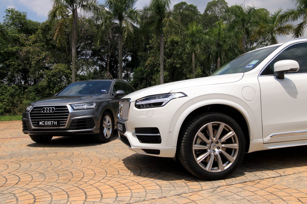 Shoot panning/moving shots and still photos of Audi Q7 and Volvo XC90 .- Art Chen/ The Star.