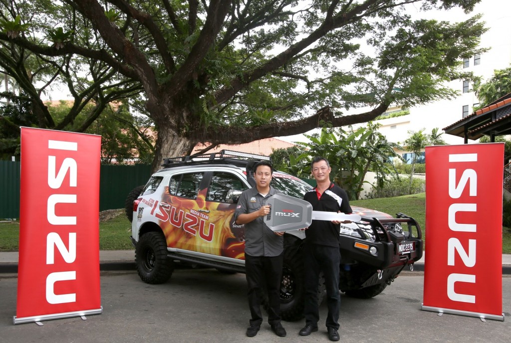 Sabah Four Wheel Drive Association president Faez A Nordin (left) receiv...