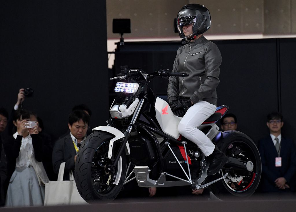 2017 Tokyo Motor Show Honda shows off selfbalancing bike CarSifu