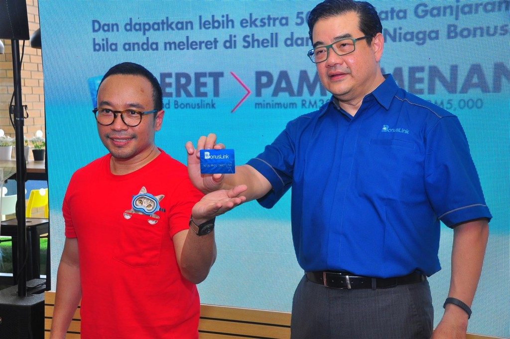 Shell Malaysia Trading and Shell Timur managing director Shairan Huzani Husain (L) and BonusLink general manager Victor Goon.