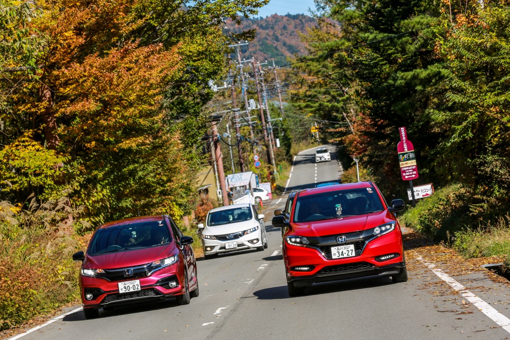 Test drive of Honda cars with the Sport Hybrid i-DCD powertrain; the Honda Fit (Jazz equivalent here) on the left and Vezel (HR-V equivalent here) leading the convoy.