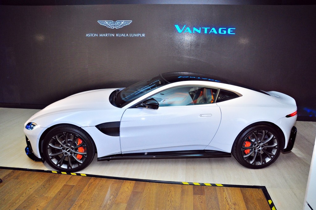 Aston Martin Vantage - 10