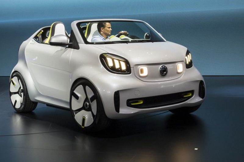 Dieter Zetsche, Vorsitzender des Vorstands der Daimler AG und Leiter Mercedes-Benz Cars präseniert das showcar smart forease. Dieter Zetsche, Chairman of the Board of Management of Daimler AG and Head of Mercedes-Benz Cars presenting the showcar smart forease.