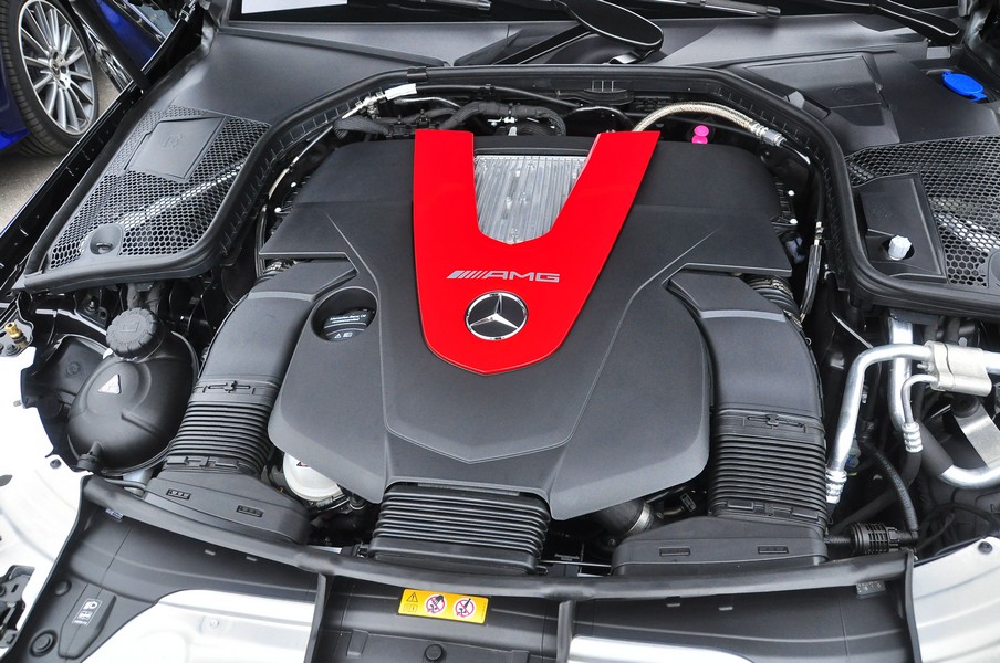 The AMG C 43 Bariolet engine.