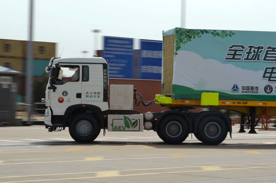 An autonomous electric truck jointly developed by Tianjin Port, Sinotruck and TrunkTech moves a container during a trial operation at a port in Tianjin, China April 12, 2018. Picture taken April 12, 2018. REUTERS/Stringer ATTENTION EDITORS - THIS IMAGE WAS PROVIDED BY A THIRD PARTY. CHINA OUT.