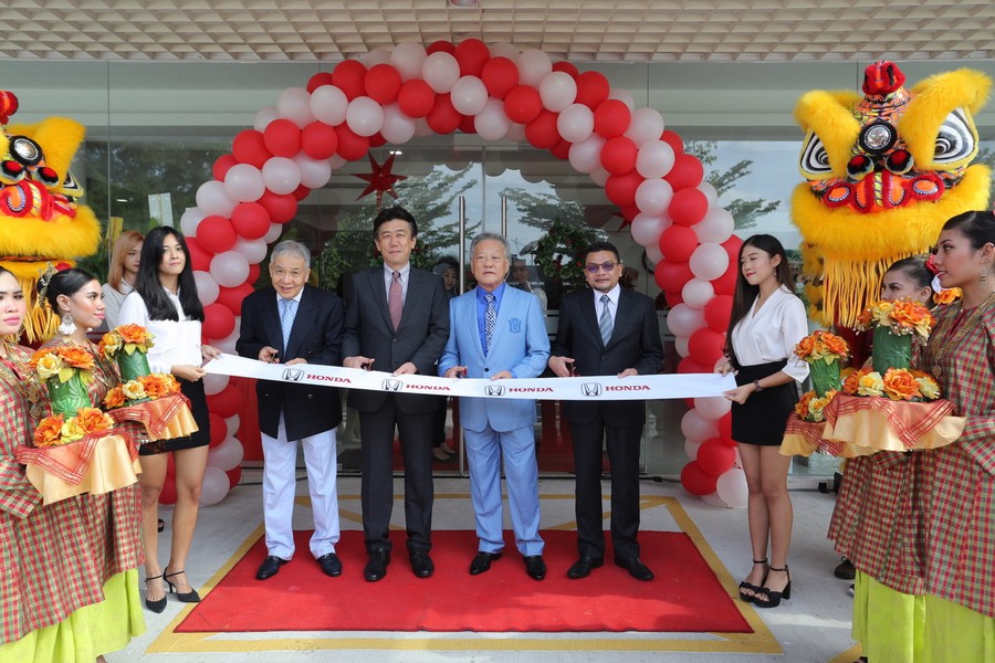 01 Management of Honda Malaysia and Yong Ming Motor Sdn Bhd at the ribbon cutting ceremony of the new Honda 3S Centre