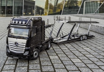 Mercedes-Benz Actros (1-18 scale) model - 02