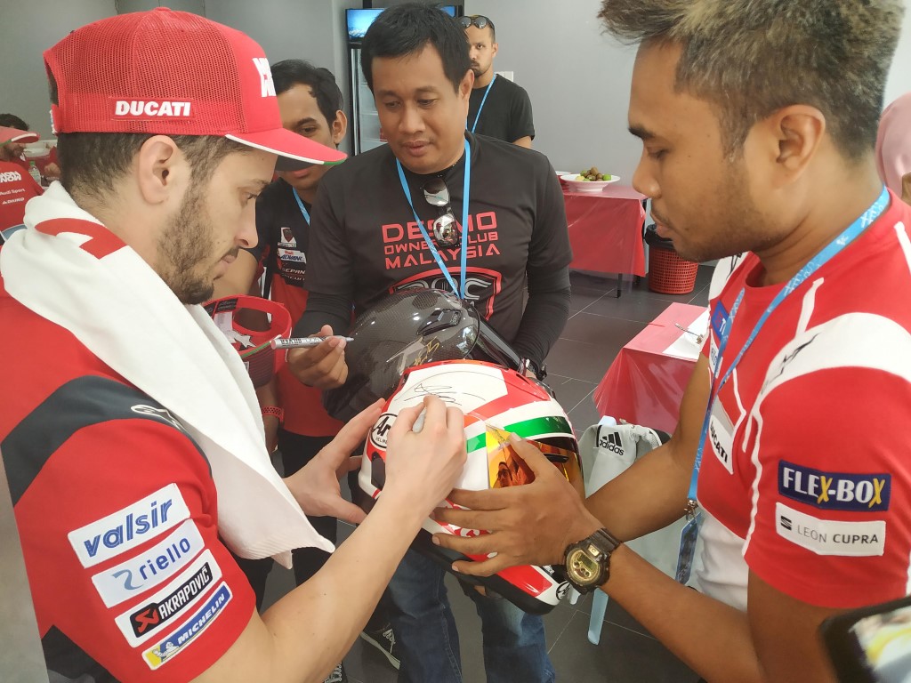 Lucky fans from the Desmo Owners Club (DOC) Malaysia community were selected at random for an exclusive autograph session with the riders and the rest of the Mission Winnow Ducati Team.