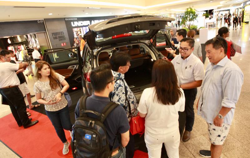 A crowd gathers around the Proton X70 at the 2019 CarSifu Auto Show.