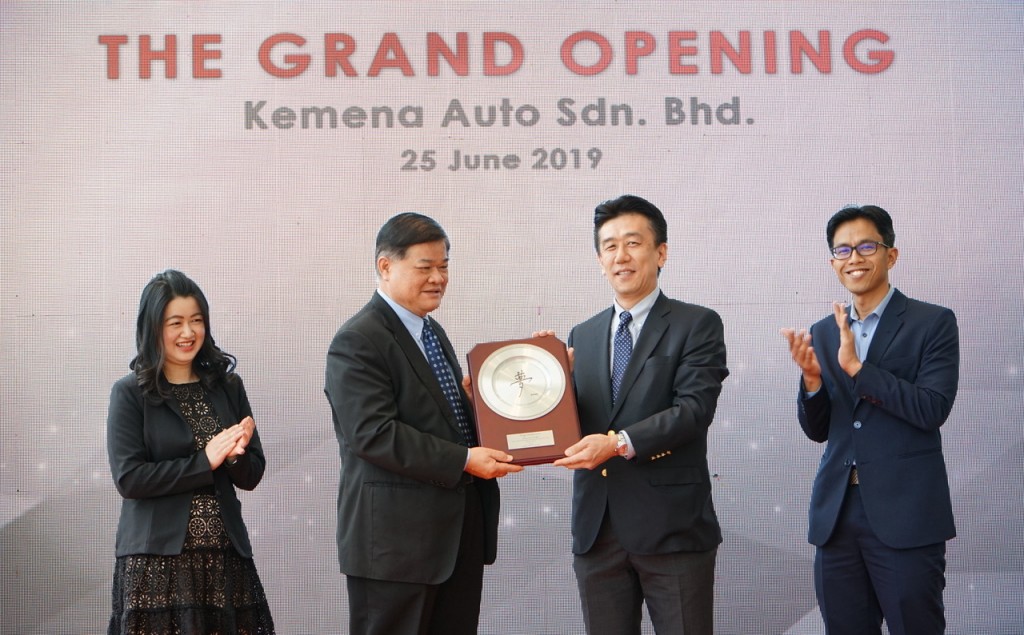 Kemena Auto Sdn Bhd managing director Ling Chiong Sing received a token of appreciation from Honda Malaysia managing director and CEO Toichi Ishiyama.