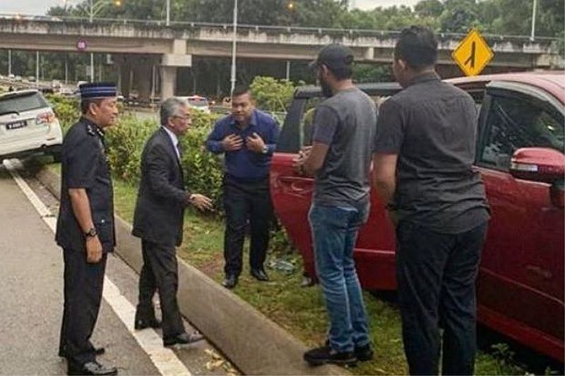 King stops motorcade by road to check on accident victim | CarSifu