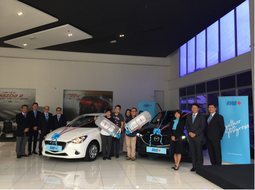 From left: Shigeo Murayama (Bermaz Motor Sdn Bhd branch sales operations general manager Shigeo Murayama), Moses Yap (Head, Retail Premier Broking), Eddy Tan (Head, Group Retail Equities & Futures), Francis Ng (Head, Malaysia Retail Broking), Tan Poh Cheok (Grand Prize Winner Mazda 2 Hatchback Skyactiv); Tan’s son, Jang’s wife, Jang Peir Boon (Grand Prize Winner Mazda CX-5 Skyactiv), Dphany Goh (Head, REF Business Development & Marketing), Robert Huray (Chief Executive Officer of RHB Investment Bank Berhad), Ch’ng Kien Hong (Regional Director of Central & East Coast and East Malaysia).