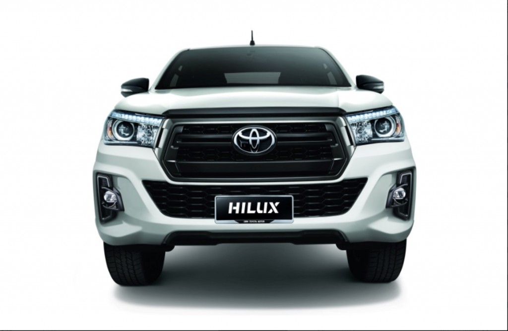 Toyota Hilux Black Edition - 02