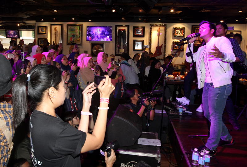 Singer Alif (right) performs during his Mini Showcase Tour at Hard Rock Cafe, Kuala Lumpur.