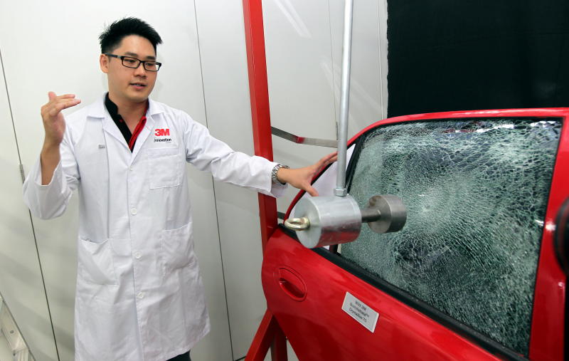 A demonstration of the 3M Scotchshield Crystalline Security AutoFilm by 3M Malaysia senior application engineer Fu Kian Chuan.