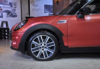 MINI updates Cooper S Clubman (F54) and unleashes JCW variant from