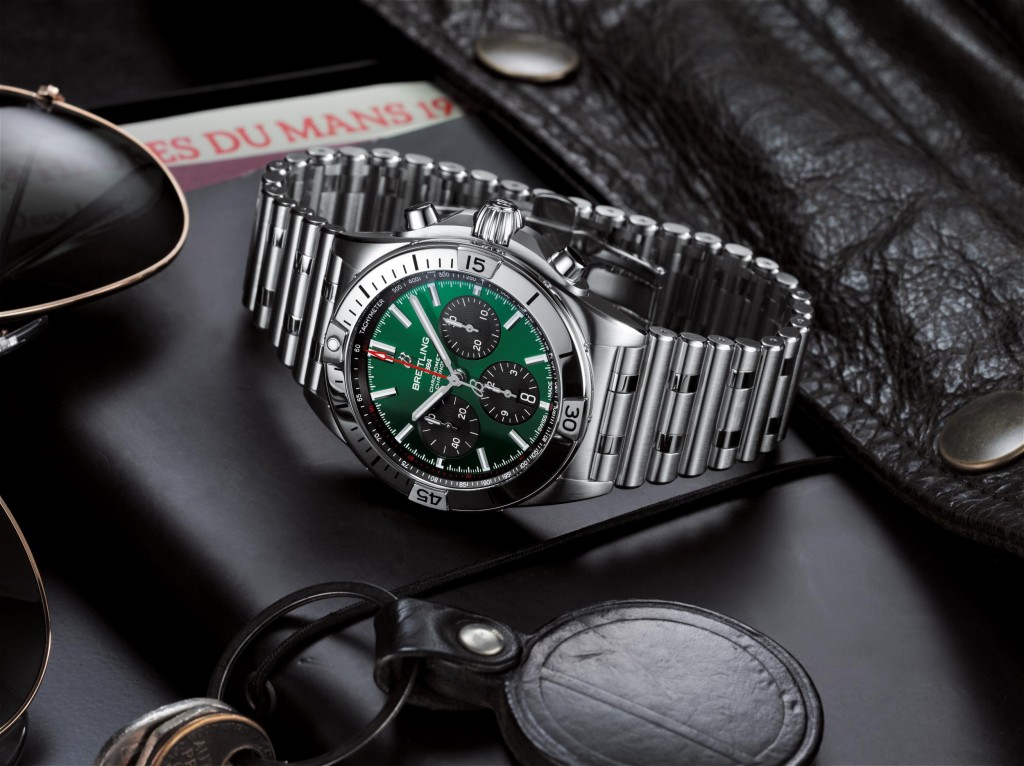 01_Chronomat B01 42 Bentley with a green dial and black contrasting chronograph counters_HERO