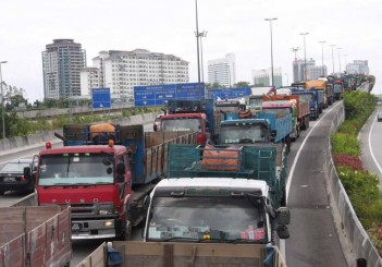 Of driving with windows down and pollution Traffic jam
