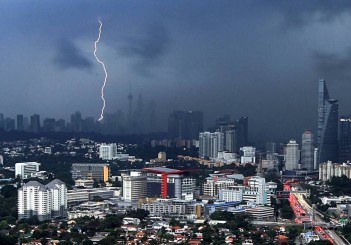 Drivers in the storm: How safe is your car when lightning strikes? doc70oy37kn2v8za5tfhdy