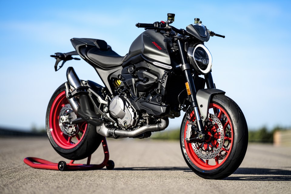 MY21_DUCATI_MONSTER_PLUS_AMBIENCE_4__UC214574_High