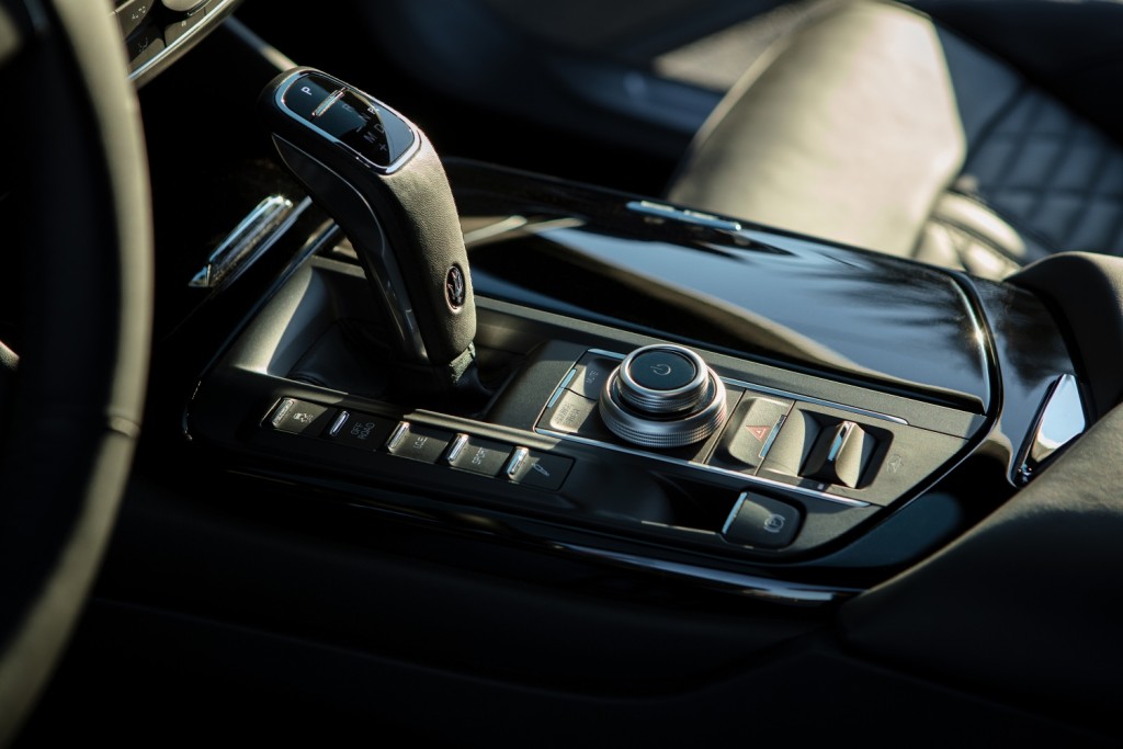 Small-17900-MaseratiLevanteHybrid