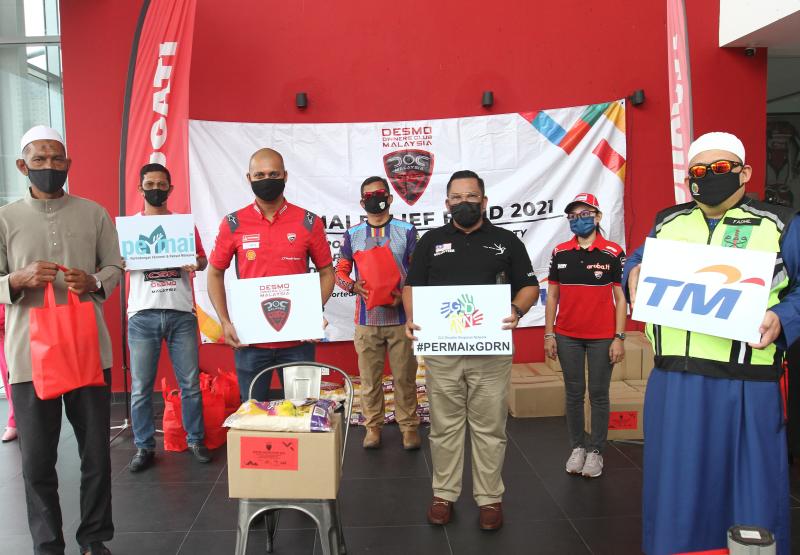 Ducati Malaysia head Dennis Michael (second from left, front row) and DOCM vice-president Hishamuddin Md Sani at the event.