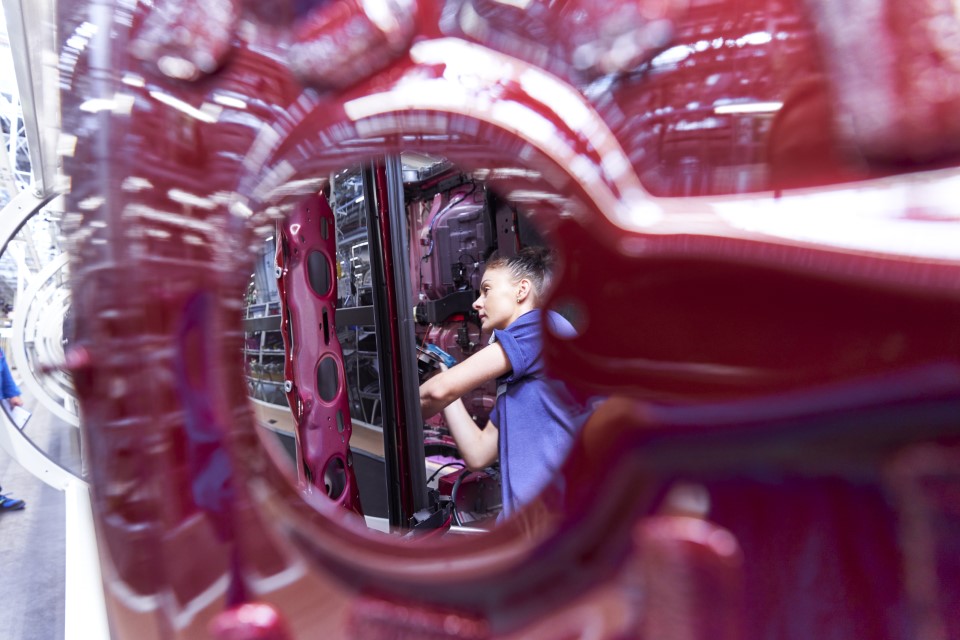 P90407605_highRes_bmw-ix-production-at