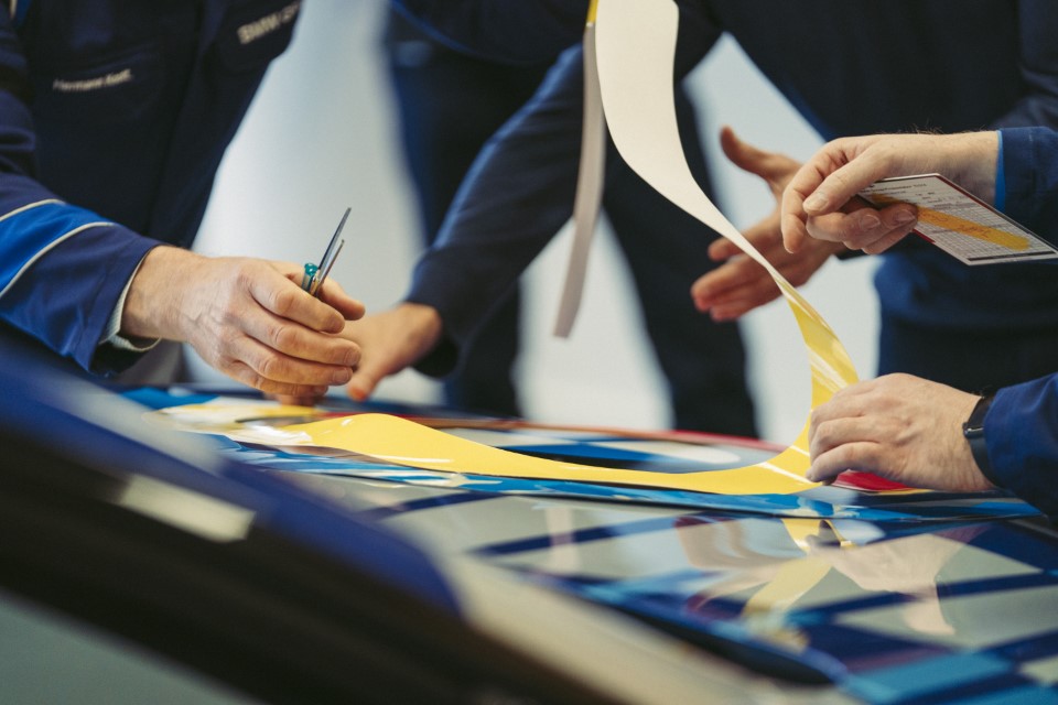 P90434312_highRes_jeff-koons-x-bmw-the