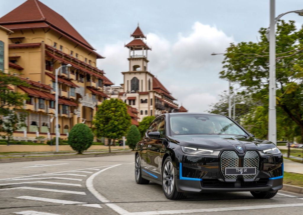 04. Jabatan Pengangkutan Jalan Malaysia Demonstrates the Vehicle Type Approval and Homologation Process with the First-Ever BMW iX xDrive40i