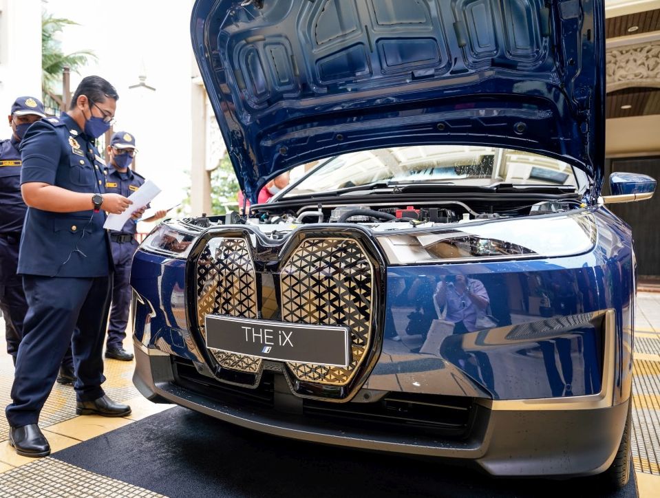 07. Jabatan Pengangkutan Jalan Malaysia Demonstrates the Vehicle Type Approval and Homologation Process with the First-Ever BMW iX xDrive40i