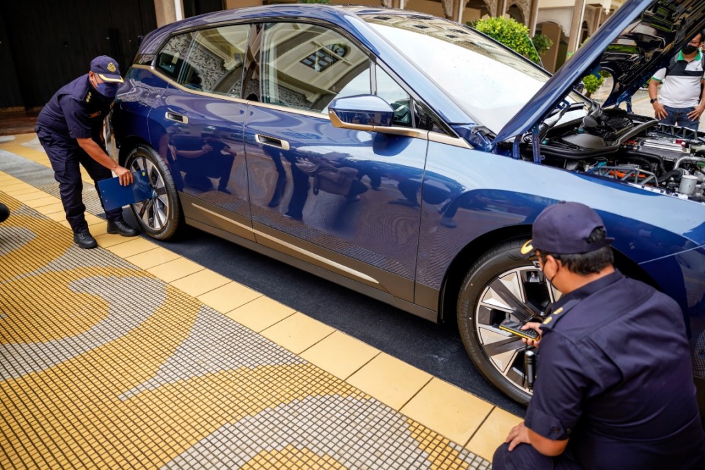 16. Jabatan Pengangkutan Jalan Malaysia Demonstrates the Vehicle Type Approval and Homologation Process with the First-Ever BMW iX xDrive40i