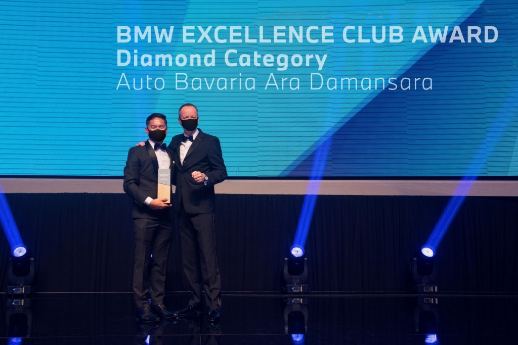 BMW Group Malaysia managing director Hans de Visser (right) presenting an award to Dealer Principal for Auto Bavaria Ara Damansara Joe Lee Se Juan.