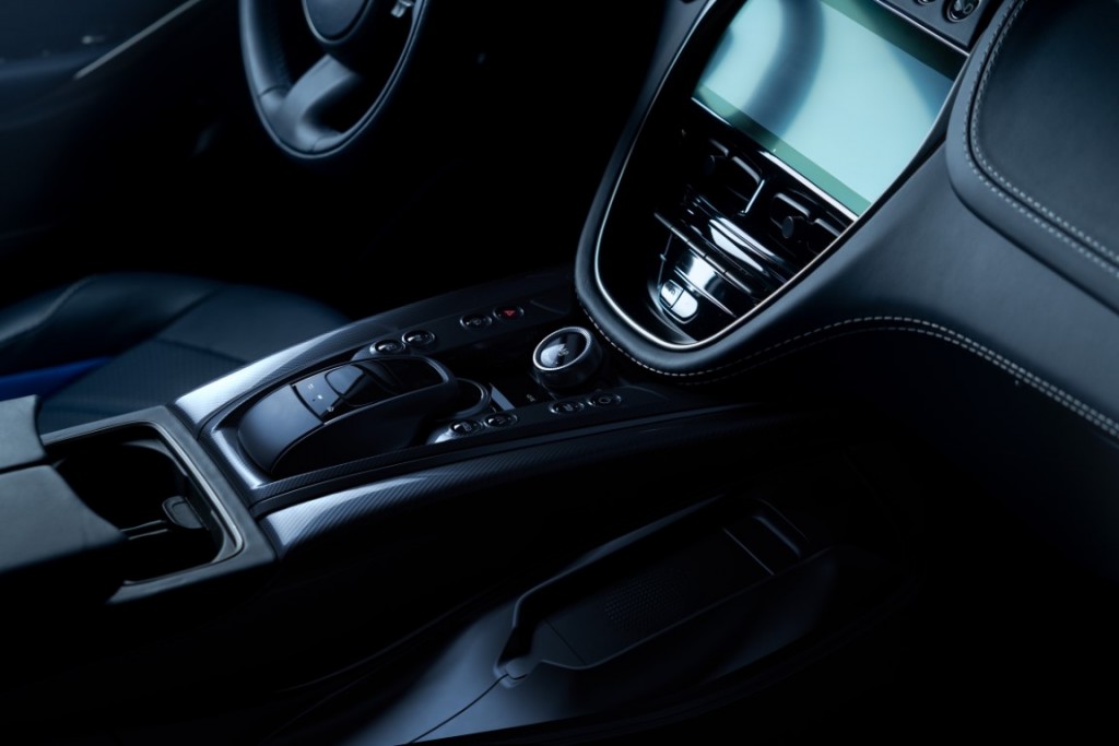 AstonMartinDBX707_10