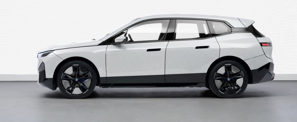 P90447372_highRes_bmw-ix-flow-featurin