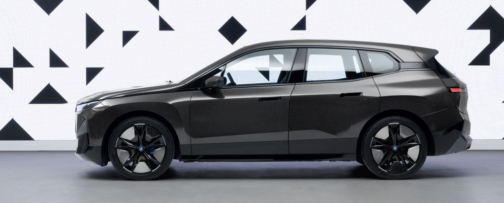 P90447381_highRes_bmw-ix-flow-featurin