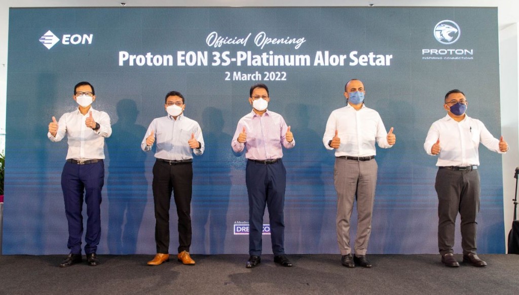 (From left) Proton Edar director of sales Edmund Lim, Roslan, DRB-Hicom group managing director Datuk Seri Syed Faisal Albar, Akkbar and EON COO Shamsul Haq at the launch of the Platinum outlet.