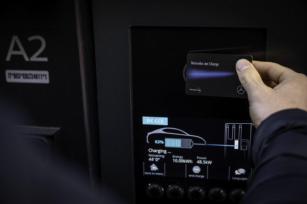 Mercedes-EQ, EQB 350 4MATIC (Stromverbrauch kombiniert NEFZ: 16,2 kWh/100 km; CO2-Emissionen kombiniert: 0 g/km), AMG Line; Exterieur: patagonienrot;Stromverbrauch kombiniert NEFZ: 16,2 kWh/100 km; CO2-Emissionen kombiniert: 0 g/km* Mercedes-EQ, EQB 350 4MATIC (combined power consumption: 16.2 kWh/100 km, combined CO2 emissions: 0 g/km), AMG Line; exterior: patagonia red;Combined power consumption: 16.2 kWh/100 km, combined CO2 emissions: 0 g/km*