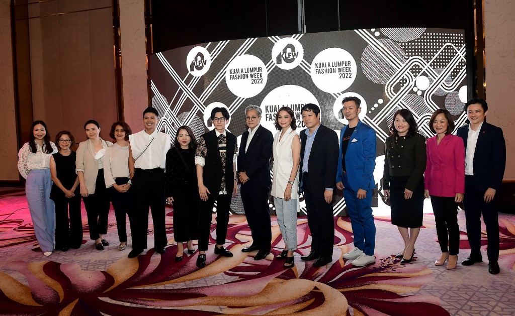 Tan with the sponsors of KL Fashion Week.