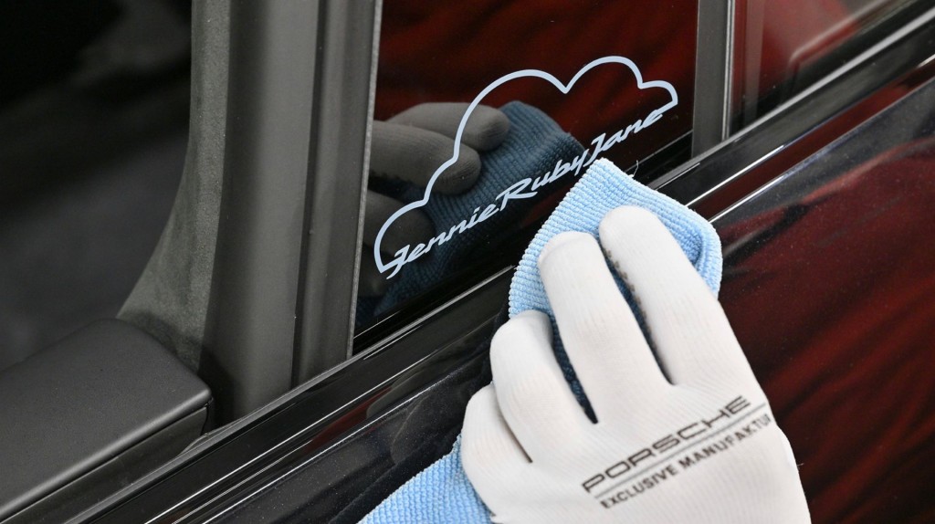 Taycan4SCrossTuri_Tiefschwarzmetallic_PKO_low_013