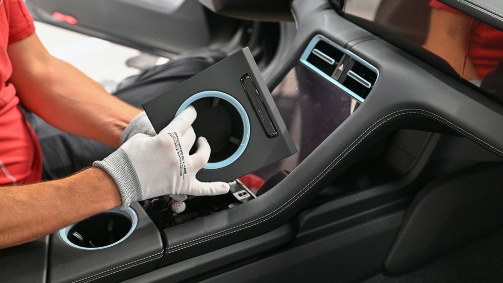 Taycan4SCrossTuri_Tiefschwarzmetallic_PKO_low_067